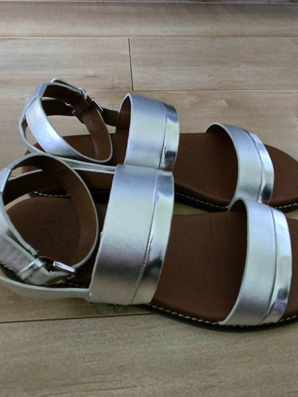 Naturalizer Kelsie Silver Leather Flat Sandals Size 5M Worn Once With Box - Picture 3 of 10